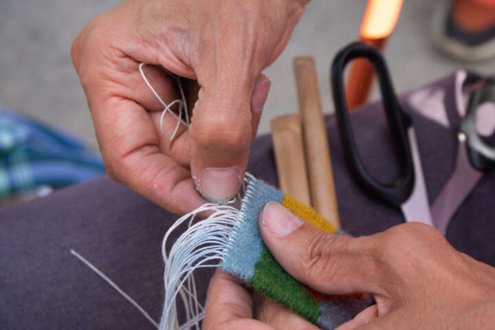 Quartier rouge - Araignées sociales zone - Tissage quatre lisières | Tombée du métier