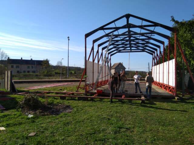 Quartier rouge - La baraque à Mélies - Montage de l'ossature de la baraque par le collectif informel. 