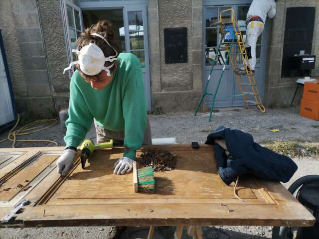 Quartier rouge - La gare en commun - Les chantiers participatifs permettent d'impliquer les bénévoles sur la phase de finition des travaux.
