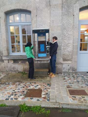 Quartier rouge - La Cabine - Installation de la cabine téléphonique sur la façade de Pang ! La gare. 