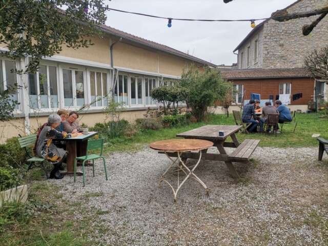 Quartier rouge - Appel à la Vienne - Première séance d'écriture du Cahier des charges avec les commanditaires dans le jardin de IF à Limoges.
