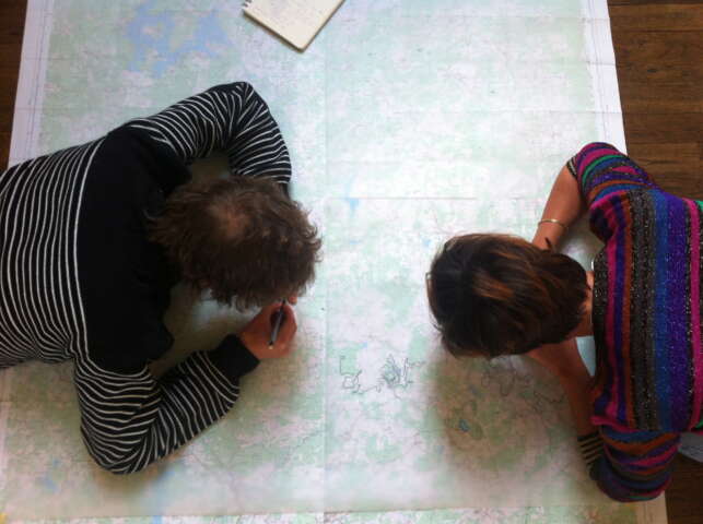 Quartier rouge - Atelier de géographie populaire - Relevé de courbes de niveaux de la carte IGN du plateau pendant un atelier de cartographie libre à la salle Tibord du Chalard à Felletin dans le cadre des rencontres organisées du 5 au 13 octobre 2013.