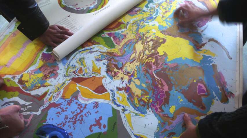 Quartier rouge - Atelier de géographie populaire - On regarde des cartes, celle-ci est une carte géologique du planisphère dans le cadre des premières rencontres organisées du 18 au 29 septembre 2012 à Faux-la-Montagne.