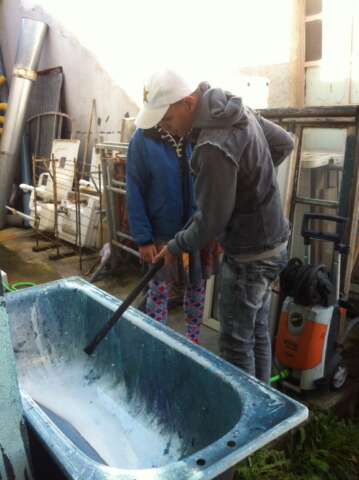 Quartier rouge - Les Harry's - Laver les cadres. Atelier de sérigraphie Les Michelines