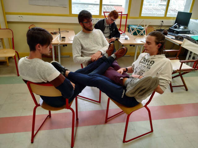 Quartier rouge - L'exposé des motifs - Troisième workshop : en collaboration avec les Techniciens Menuisiers Agenceurs et les BTS Architecture Métallique Conception et Réalisation, un prototype de L’exposé des motifs, mobilier à trois assises, est produit.