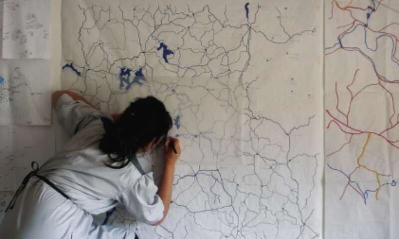 Quartier rouge - Atelier de géographie populaire - Amélie dessine un fond de carte du plateau, dans le cadre des premières rencontres organisées du 18 au 29 septembre 2012 à Faux-la-Montagne.