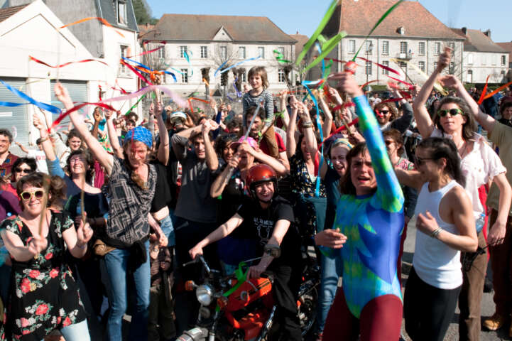 Quartier rouge - La gare en commun - L’inauguration est imaginée autour d’un fil de mots : être ensemble, raconter, lier, remercier, célébrer. Rendez-vous est donné à tous et toutes de rejoindre par tout moyen de locomotion (à pied, à cheval, à roulettes, en bateau) la place du village pour se rendre ensemble en cortège festif et musical à la gare. Puis se déroule tout un programme : discours horizontaux, gestes inauguraux, visites du lieu, exposition, atelier raku, plateau radio et écoutes sonores, crêpes, buvette, repas, concerts, DJs sets et quelques surprises… 