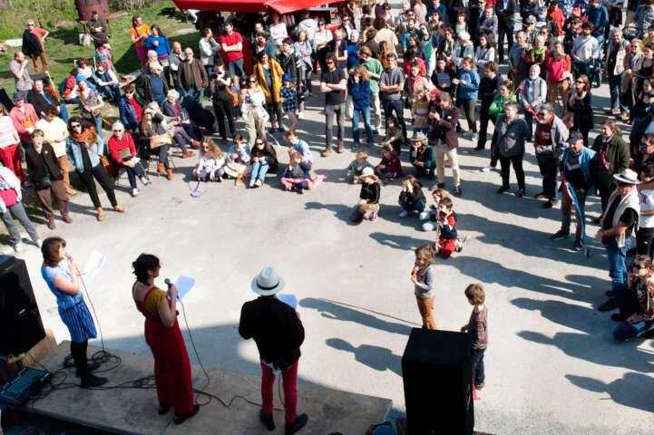 Quartier rouge - Nous soutenir - L'inauguration de la gare de Felletin réhabilitée entre 2018 et 2022 en Tiers-lieu afin d'accueillir des bureaux d'associations, un espace de vie sociale et soutenir des dynamiques de coopération sur le territoire de la Creuse. 