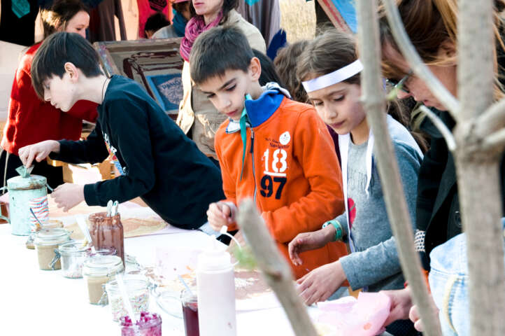 Quartier rouge - La gare en commun - Atelier de tasses en raku pour le café associatif. 