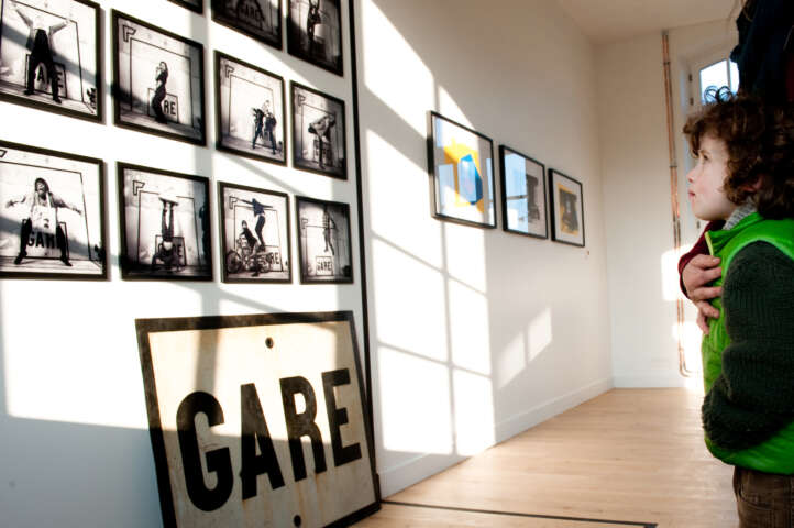 Quartier rouge - La gare en commun - Une exposition lors de l'inauguration présente des objets liés au projet, des photos des travaux, des œuvres des associations résidantes, mais aussi un autel des pas perdus où les habitant·es peuvent ramener des objets qu'iels associent à la gare. 