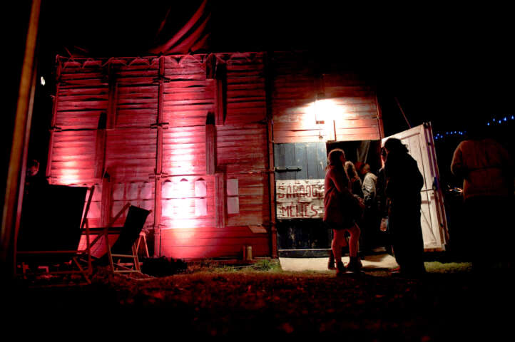 Quartier rouge - La baraque à Mélies - La baraque illuminée un soir de concert. 
