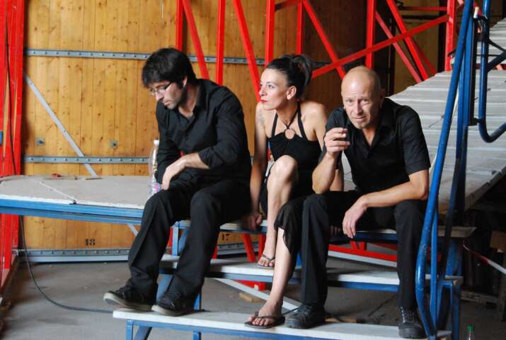 Quartier rouge - Le Mur de la Mort - Portraits d'Arnaud Bardel, Laurie-Anne Estaque et Raoul Carnet lors de la tournée du spectacle Mécanique cantique. 