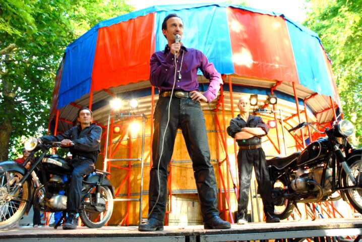 Quartier rouge - Le Mur de la Mort - 2006. Premières formes de démonstrations-performances portées par le Cylindre Théâtre. 