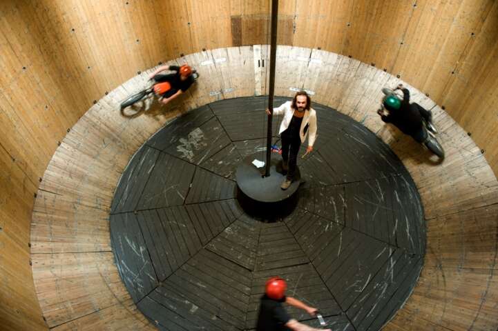 Quartier rouge - Le Mur de la Mort - 2011-2017. Le spectacle Mécanique Quantique tourne en 2011 à Bergham en Italie, à Aubusson au Théâtre Jean Lurçat, en 2012 à Felletin et au Festival Destinations ailleurs sur l’Île de Vassivière, en 2013 à la Scène Nationale de Sénart en Essonne, au Festival Châlon dans la rue, à Die et Annecy. Il est également repris entre 2015 et 2017 à Gap, La Noailles, Felletin et Évaux les Bains 