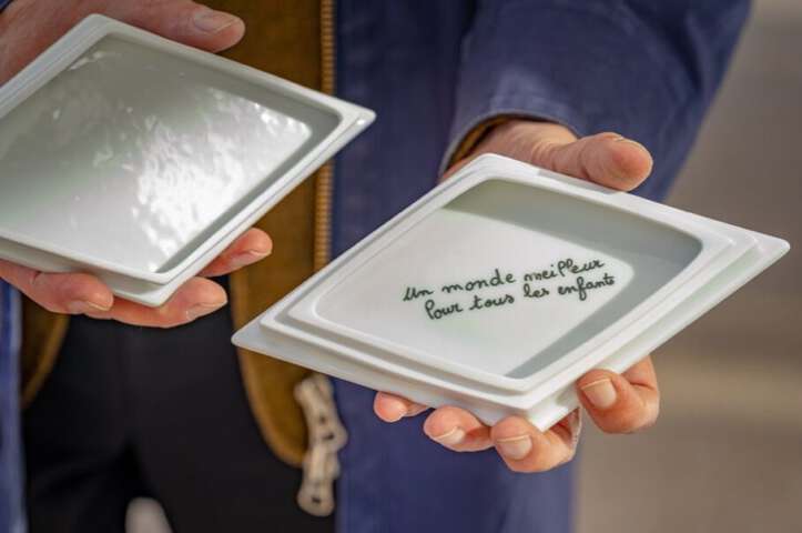 Quartier rouge - Au bord du rêve - 2019. Chaque rêve manuscrit est reproduit à l’intérieur d’une boîte en porcelaine conçue par Anne Brégeaut avec le CRAFT à Limoges et distribuée aux habitants à l’occasion de l’inauguration. 