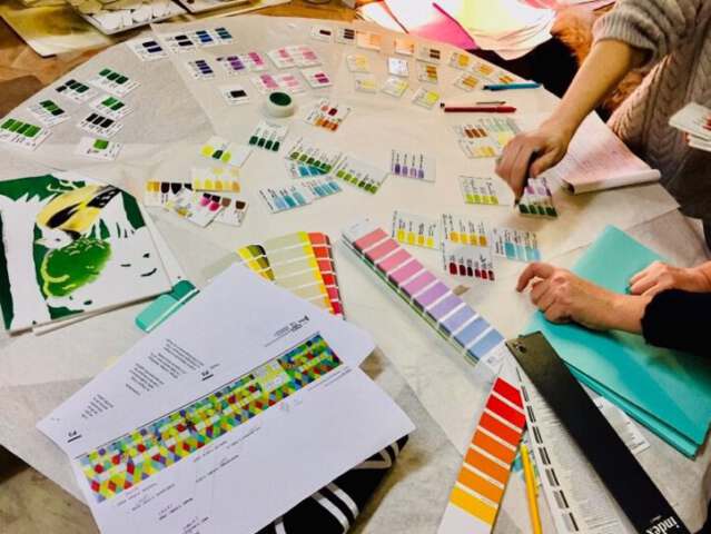 Quartier rouge - Au bord du rêve - Rencontre entre Anne Brégeaut, les commanditaires et les médiateur·ice·s autour du travail préparatoire de l’artiste.