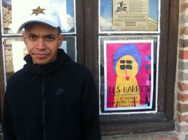 Quartier rouge - Les Harry's - Sam devant l'affiche du concert